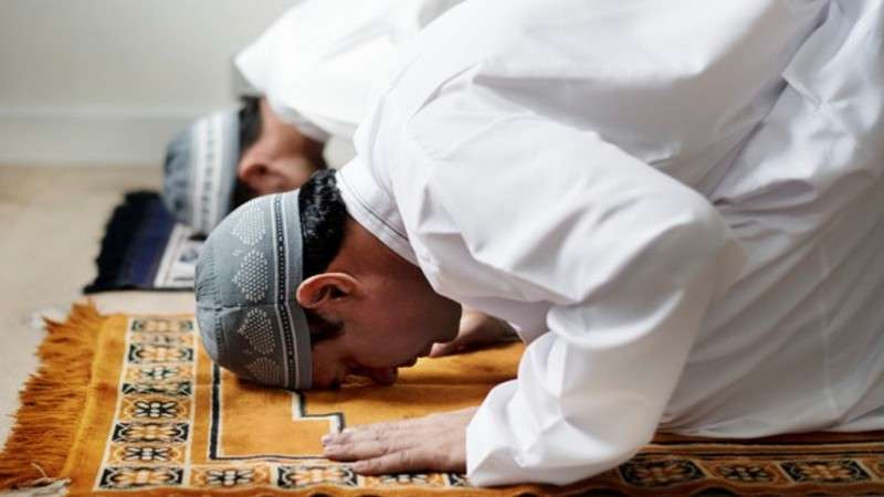 Sholat Tapi Pikiran Melayang: Begini Jawaban Rasulullah yang Menggetarkan Hati