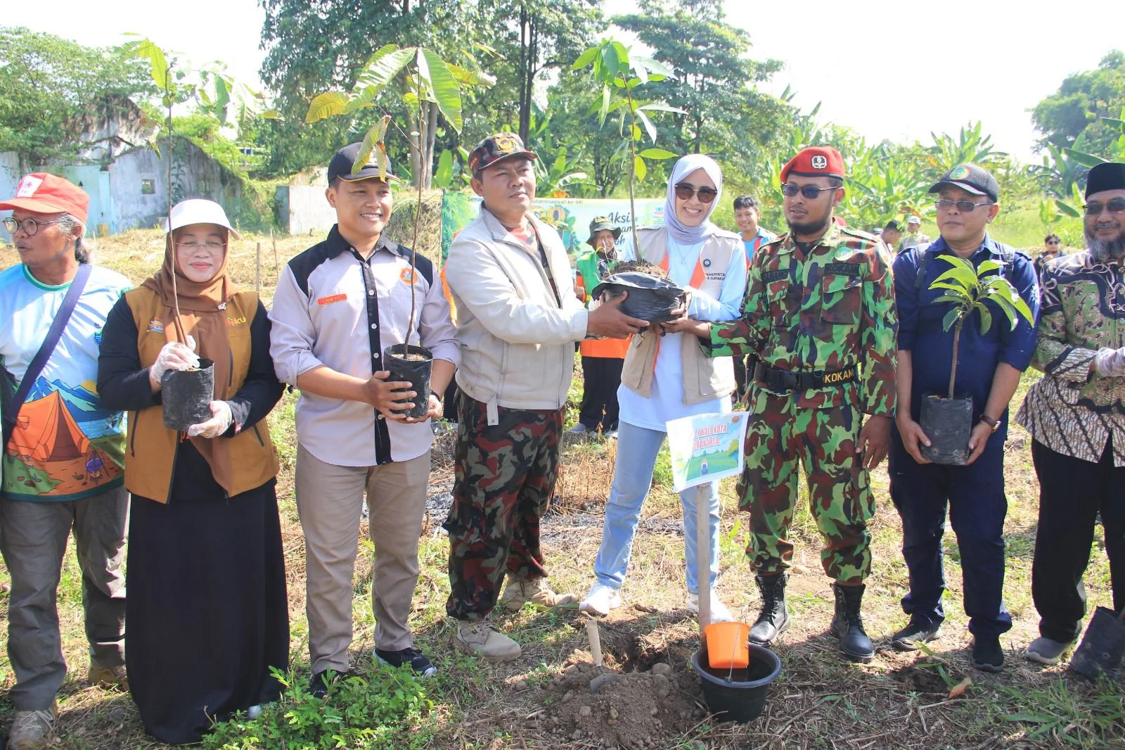 Milad ke-94, Pemuda Muhammadiyah Surakarta Hijaukan Bantaran Bengawan Solo dengan 94 Bibit Pohon