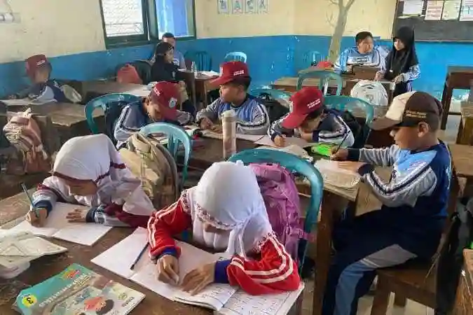 Mahasiswa KKNMAs Dampingi BTAQ di SDN 1 Kucur melalui Program Lentera Literasi Qur’an