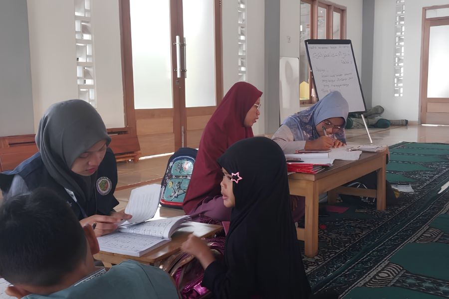 Optimalisasi Pendidikan Al-Qur’an dan Akhlak Sejak Dini, KKNMAS Desa KucurGelar Pembinaan Intensif di TPQ Masjid Khadijah