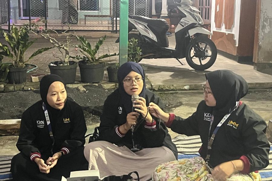 Tingkatkan Imunitas Warga, Tim KKNMAs Kelompok 11 Kenalkan Minuman Herbal JerukKu di Desa Kucur